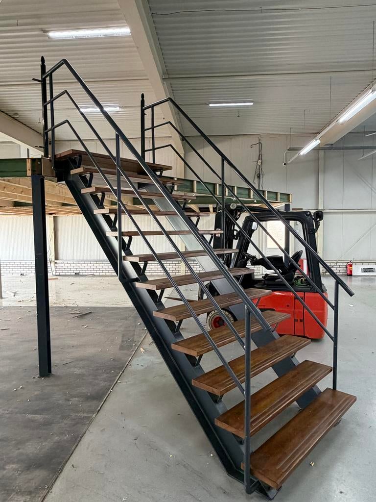 Mooie trap 140 cm breed, zolderhoogte 250 cm, Doe-het-zelf en Verbouw, Ladders en Trappen, Ophalen, Gebruikt, Trap, 2 tot 4 meter