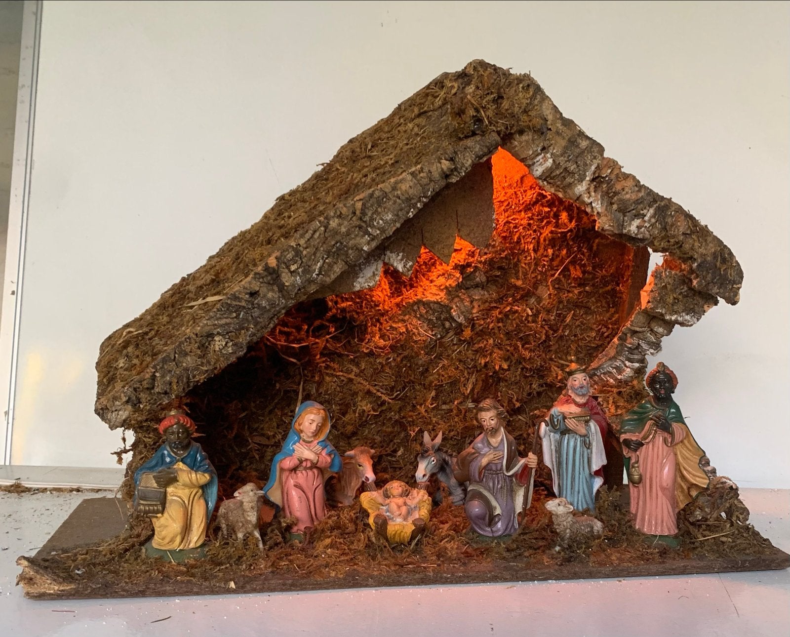 Vintage handgemaakte kerststal met figuren en verlichting, Ophalen of Verzenden