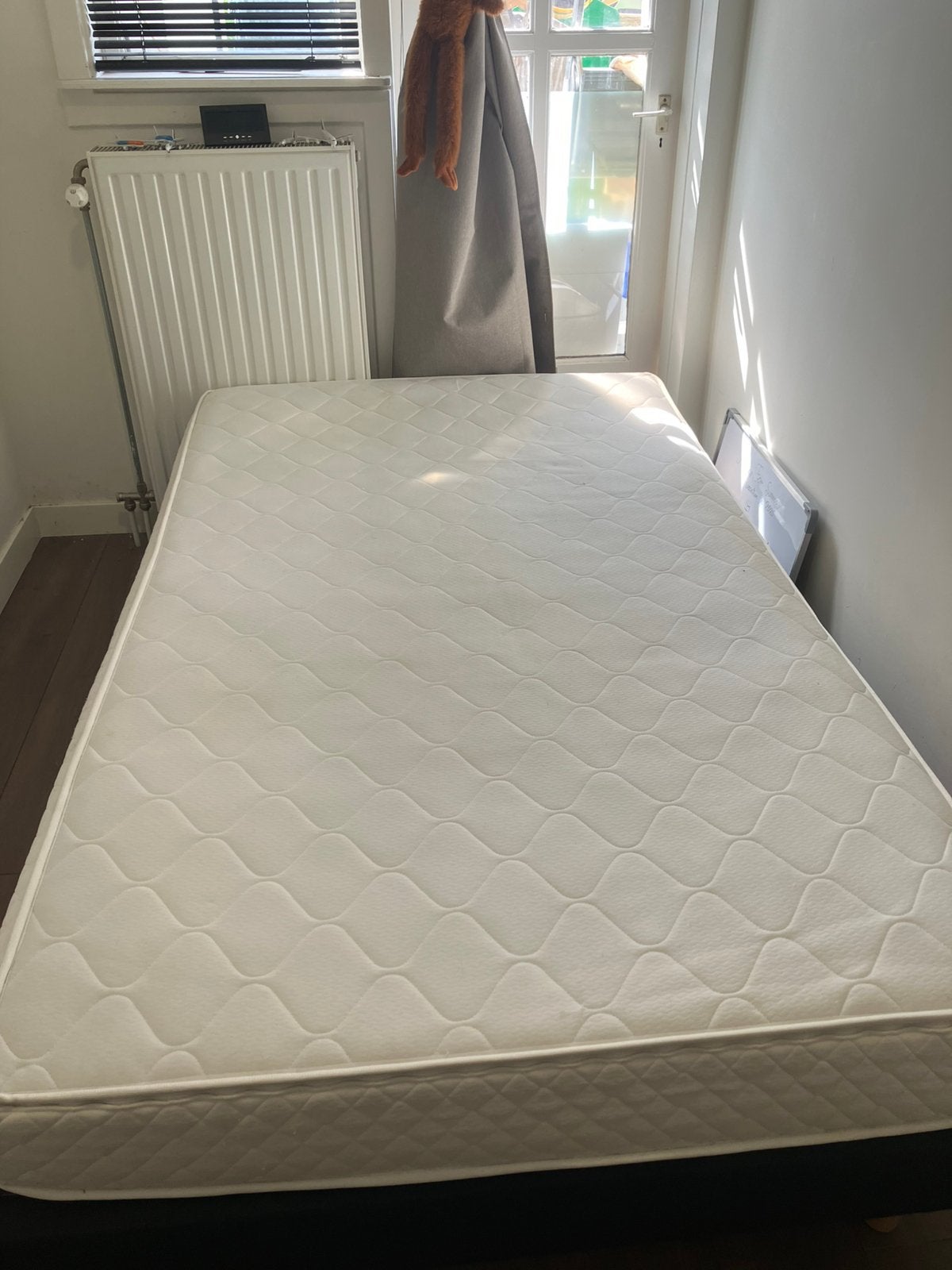 Free to pick up: Box spring bed (120x200) + Mattress, Ophalen, Gebruikt, Zwart, Twijfelaar