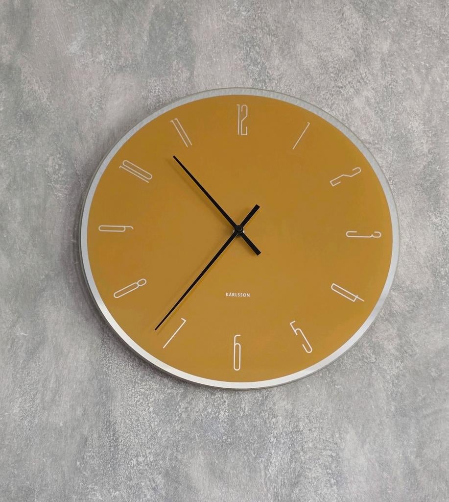 Wandklok Karlsson okergeel 40 cm, Ophalen, Zo goed als nieuw, Analoog, Wandklok