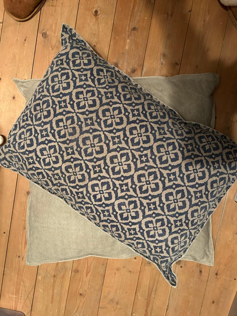 2 kussens (beige met blauw), Huis en Inrichting, Woonaccessoires | Kussens, Ophalen, Zo goed als nieuw, Blauw, Vierkant