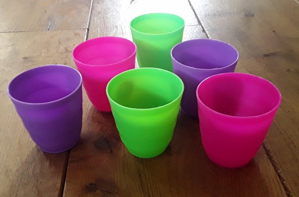 Kleurrijke bekers van kunststof - paars groen roze