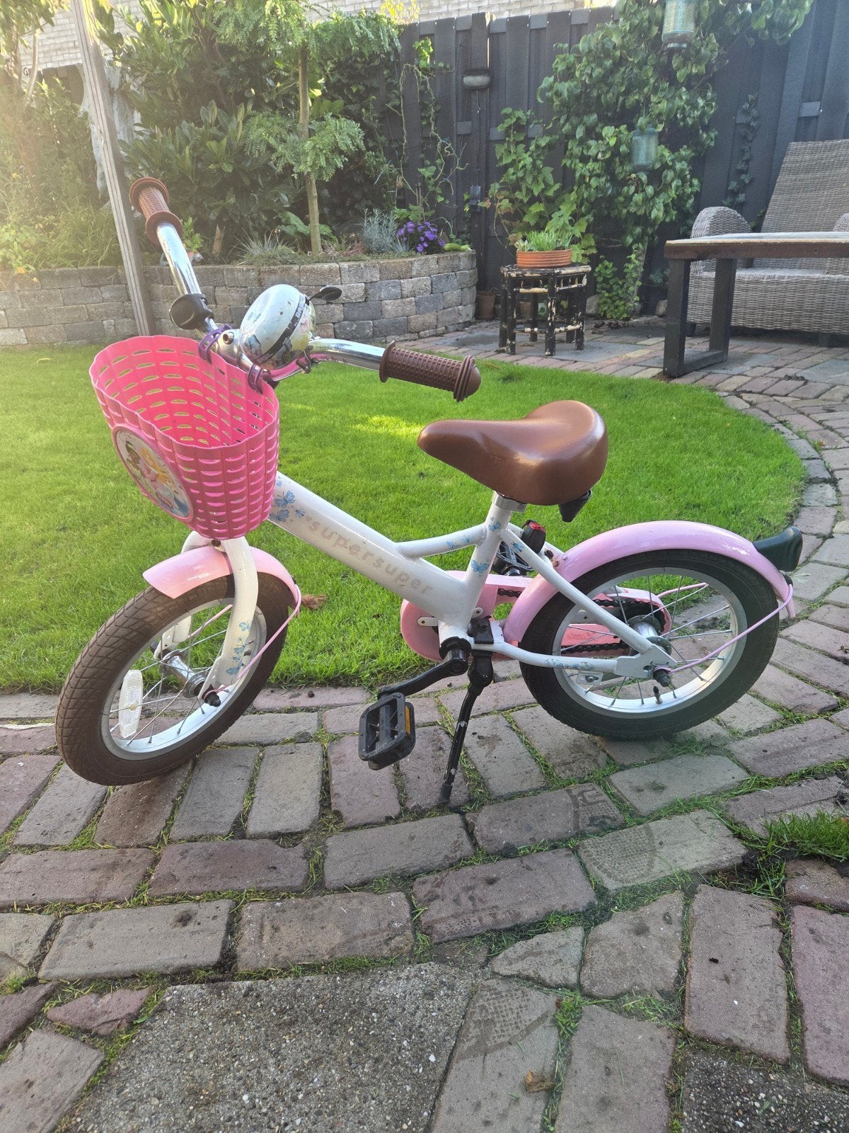 Kinderfiets roze met mandje (eventueel met zijwieltjes), Fietsen en Brommers, Ophalen, Terugtraprem, Zijwieltjes, Gebruikt
