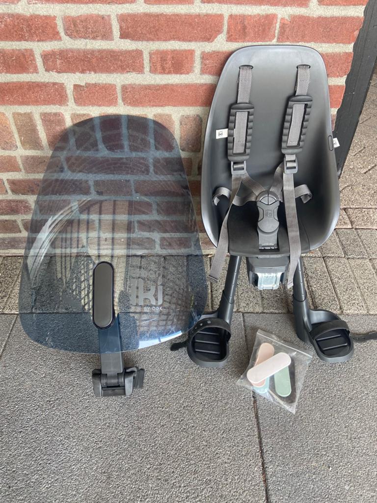 Urban Iki voorzitje zwart met windscherm en bevestigingsmate, Fietsen en Brommers, Ophalen, Voorzitje, 0 t/m 13 kg, Gebruikt