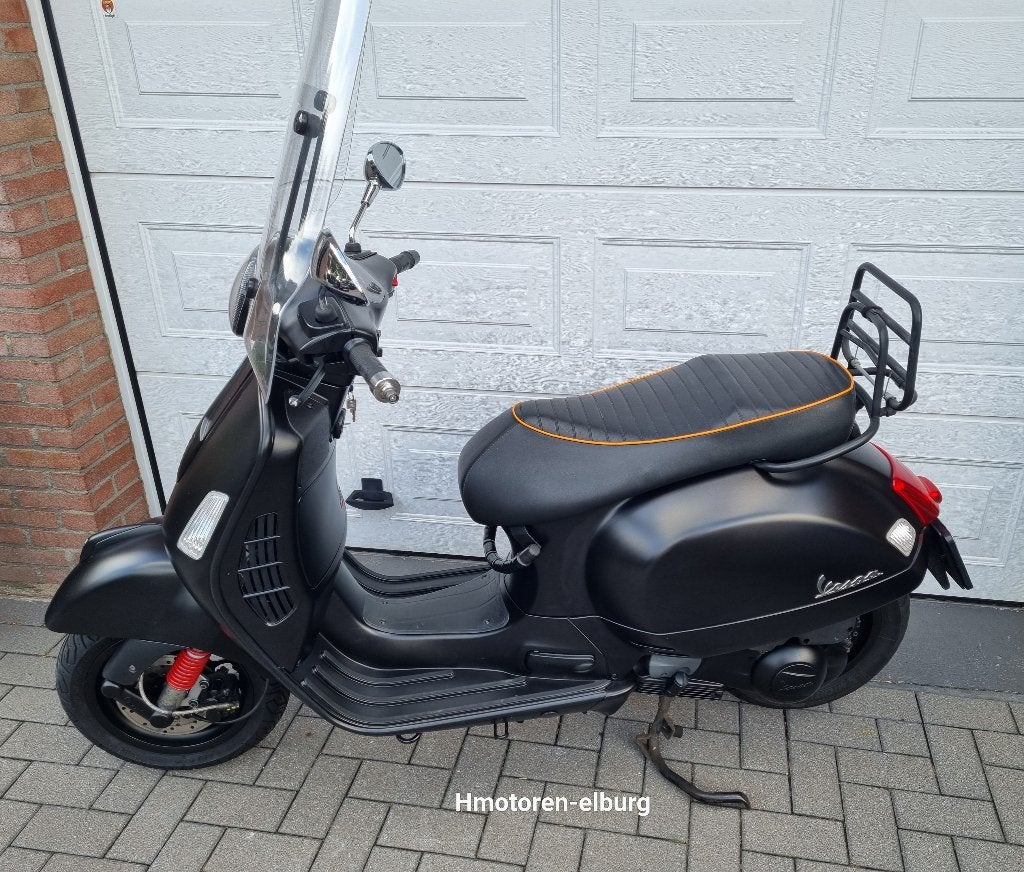 Vespa 300 GTS - BJ'10-2013 - Km stand 14967 KM - NL motor, Scooter, Bedrijf, Minimaal motorrijbewijs A2, Automaat
