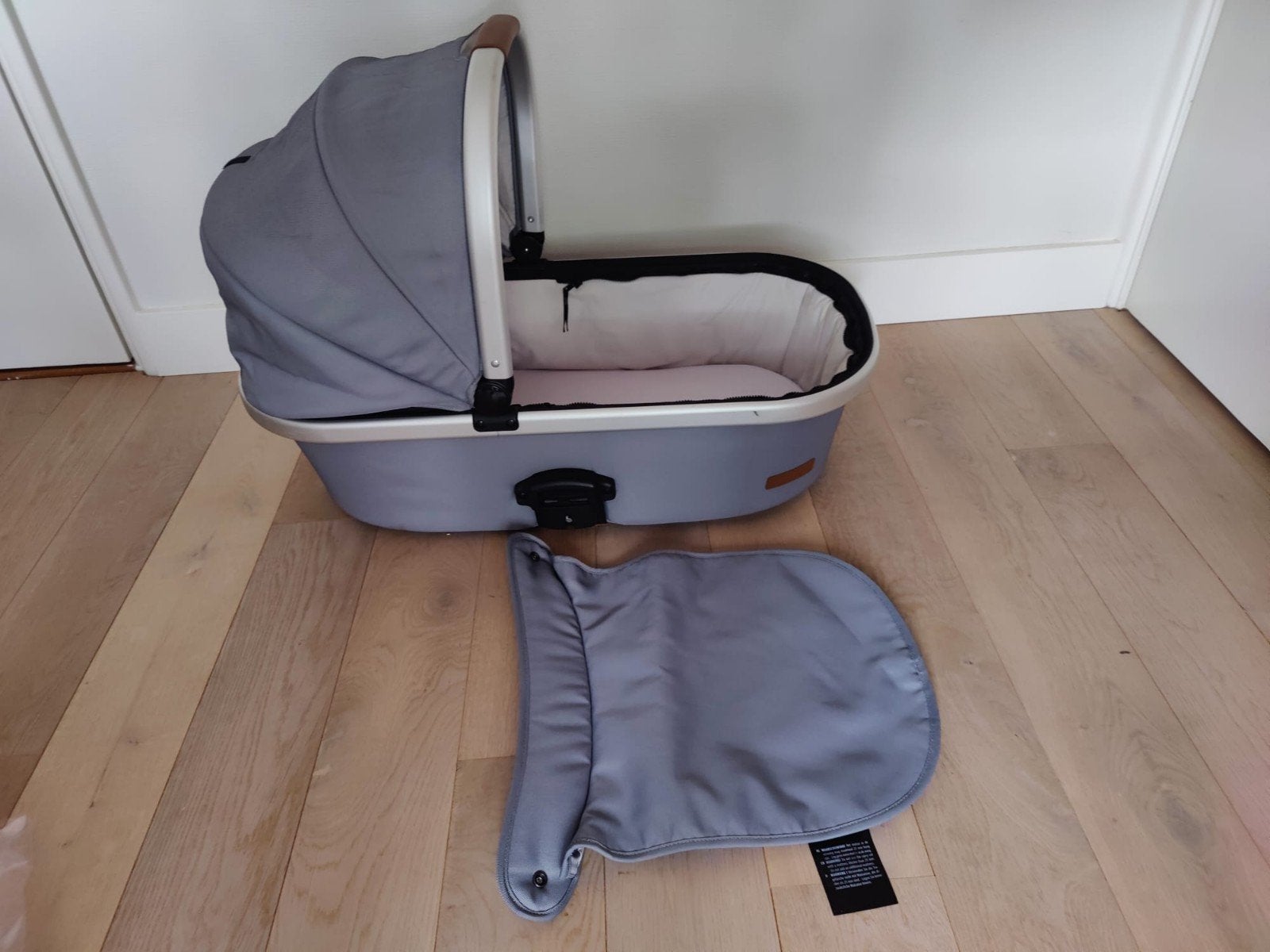 Mutsy Traveler reiswieg in grijs - Zo goed als nieuw, Ophalen of Verzenden, Zo goed als nieuw, Kinderwagen, Mutsy