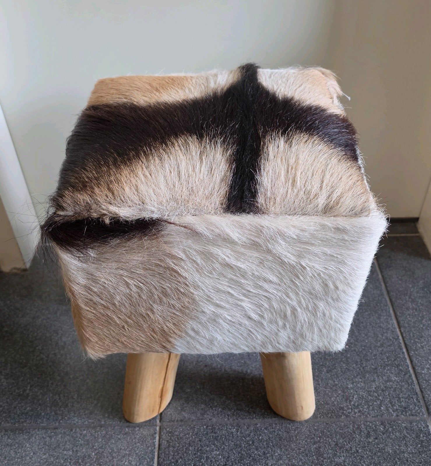 Unieke kruk met geitenhuid bekleding, Ophalen, Zo goed als nieuw, Hout