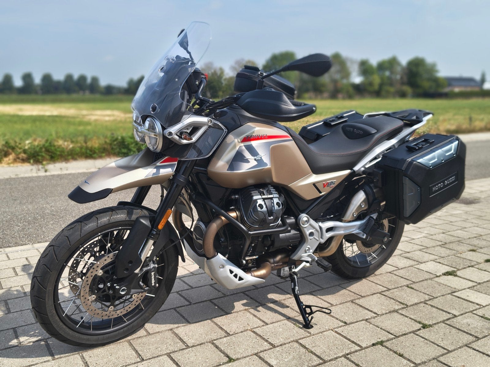 Moto Guzzi v85 tt Travel 2025 pas 9300km fabrieksgarantie, Motoren, Motoren | Moto Guzzi, Handvatverwarming, 2 cilinders, Occasion