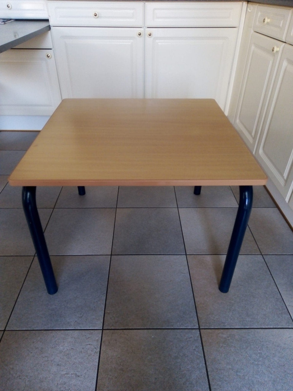 Twee stevige bijzettafeltjes met formica blad - 70x70 cm, Huis en Inrichting, Tafels | Bijzettafels, Gebruikt, Metaal of Aluminium