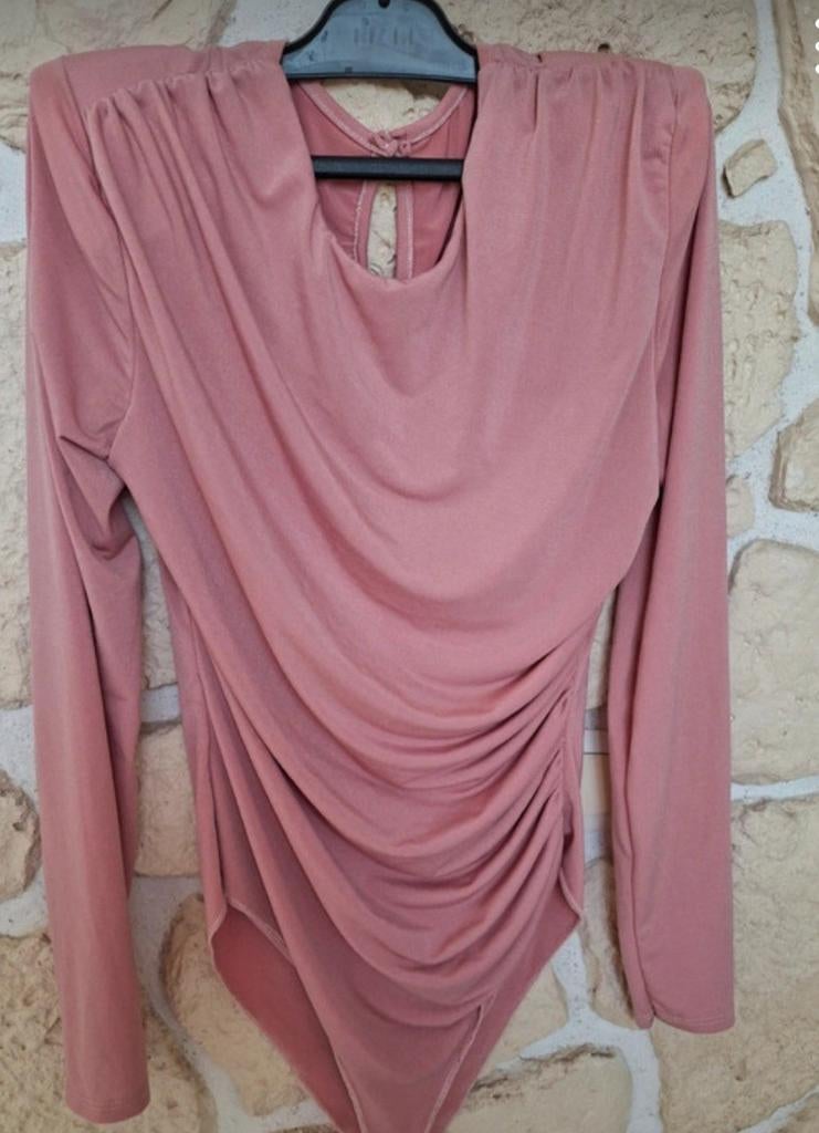 Nog nieuw roze body lange mouw met schoudervullingen one siz, Maat 38/40 (M), Nieuw, Ophalen of Verzenden, Lange mouw