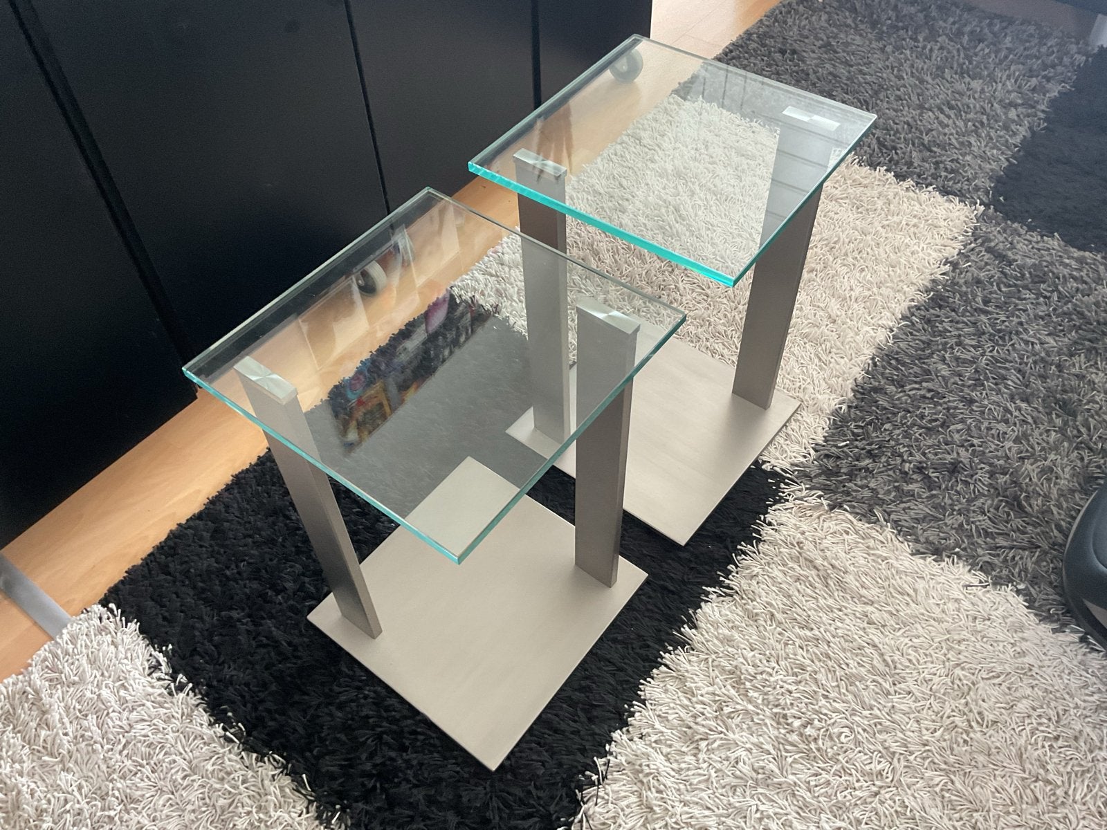 Set van 2 moderne bijzettafels met glazen blad en metalen on, Minder dan 55 cm, Vierkant, Ophalen, 45 tot 60 cm