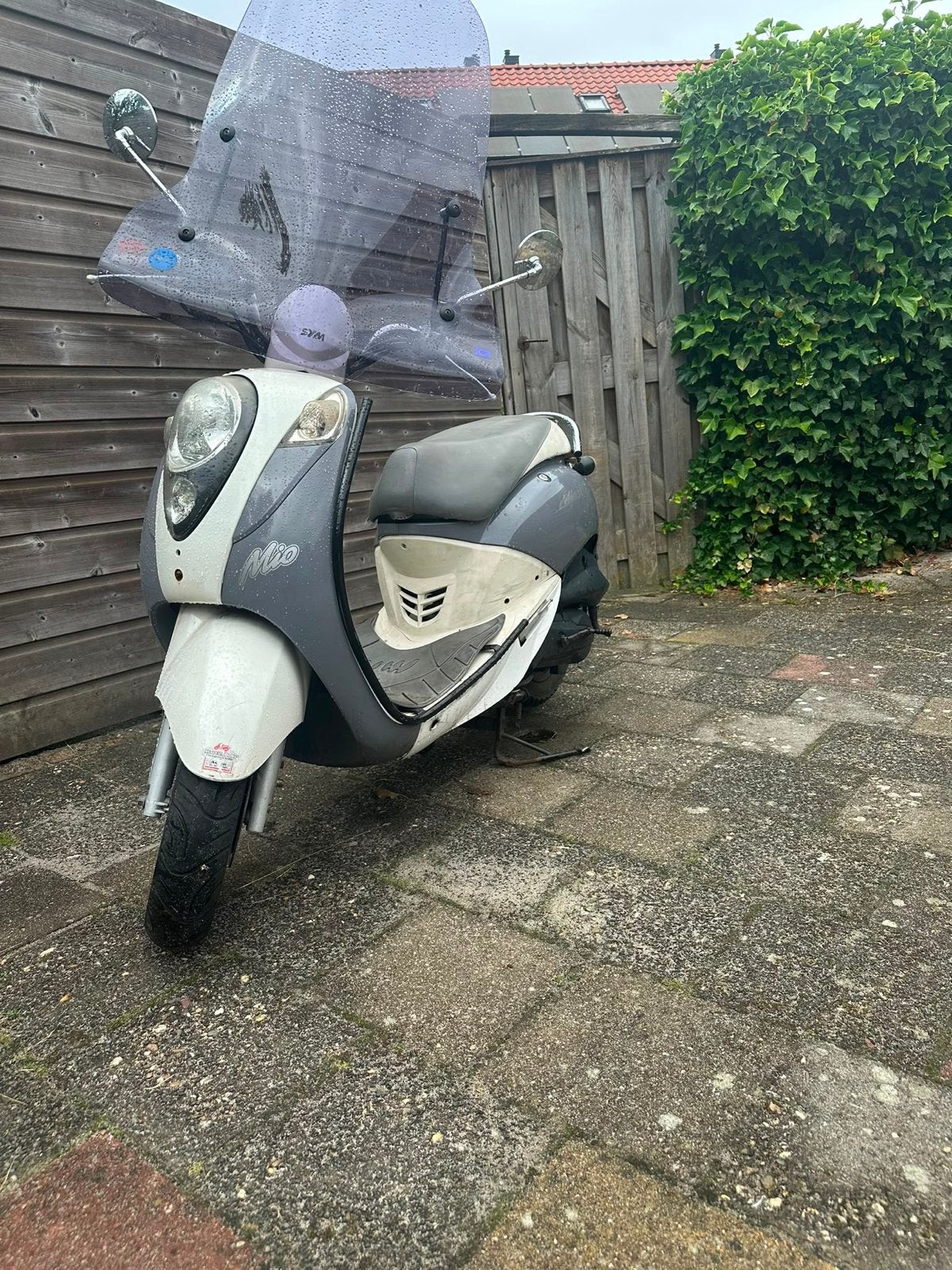 Sym Mio Scooter - Grijs/Wit met Windscherm, Ophalen of Verzenden, Gebruikt, Benzine, SYM