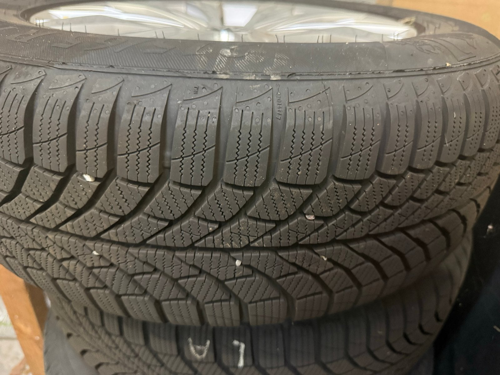 Viking Winterbanden set 4 stuks voor VW Tiguan (2024) 215, Ophalen, Banden en Velgen, 17 inch, Winterbanden