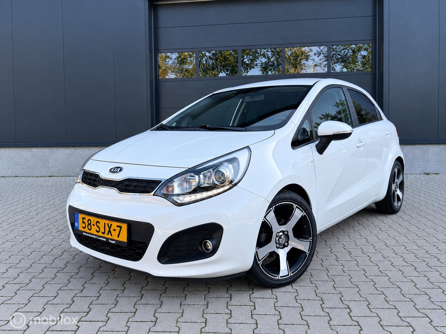 Kia Rio 1.2 CVVT Plus Pack Airco I NW APK I NAP I Trekhaak, Auto's, Euro 5, Zwart, Wit, Origineel Nederlands