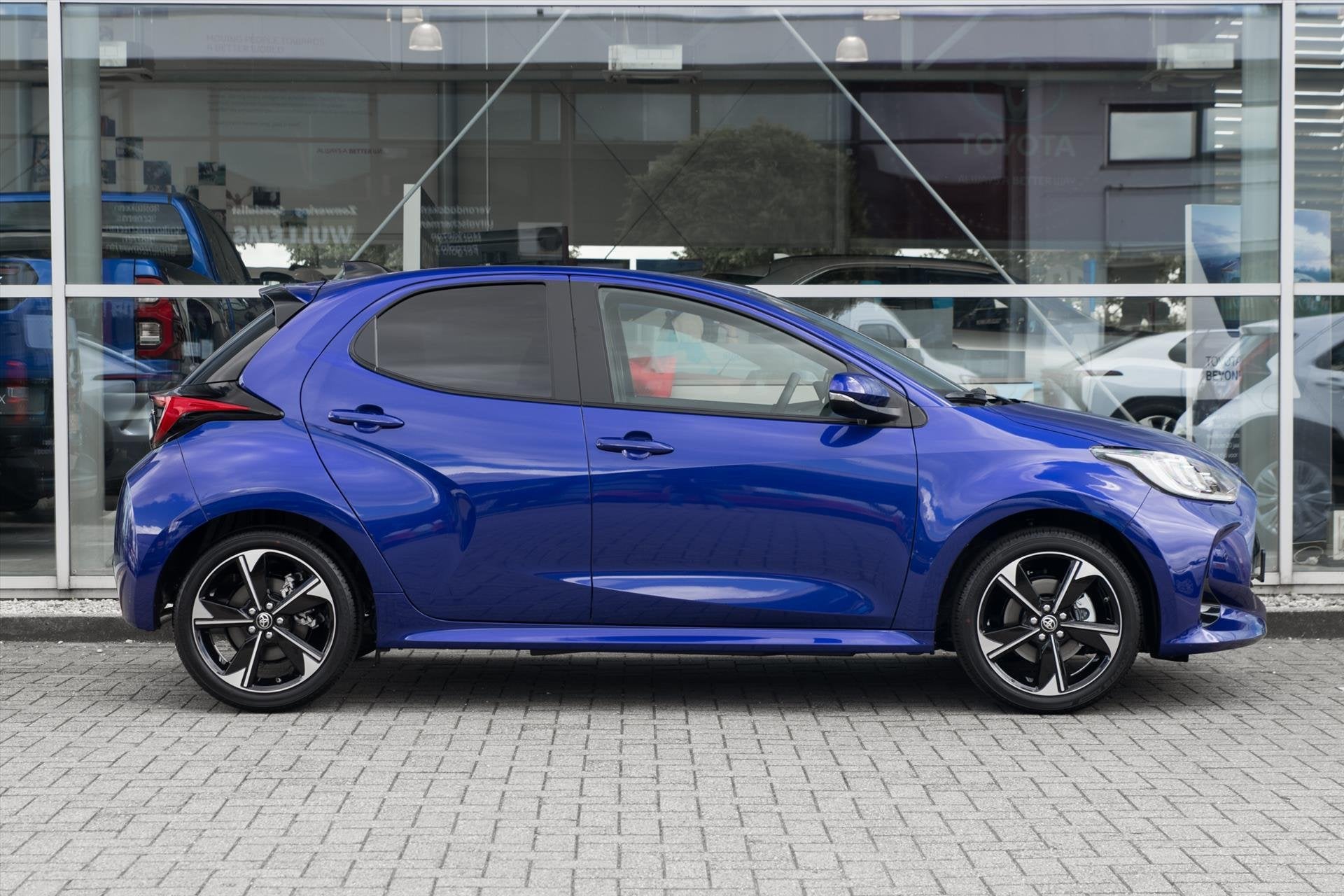 Toyota Yaris Hybrid 130 130pk CVT Executive, 450 kg, Gebruikt, Zwart, Blauw