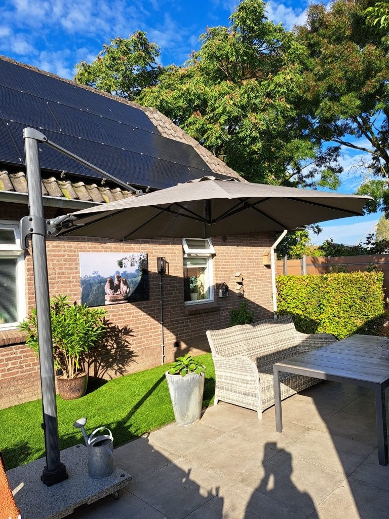 Parasol, 3 mtr rond, zonder voet. Doek is versleten
