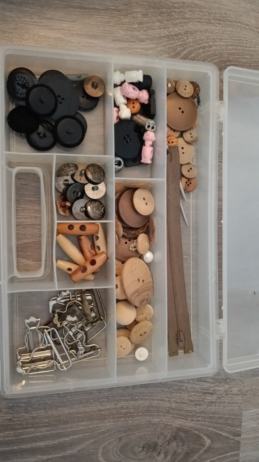 Doos met knopen, ritsen en diverse fournituren, Ophalen, Gebruikt, Knoop of Knopen