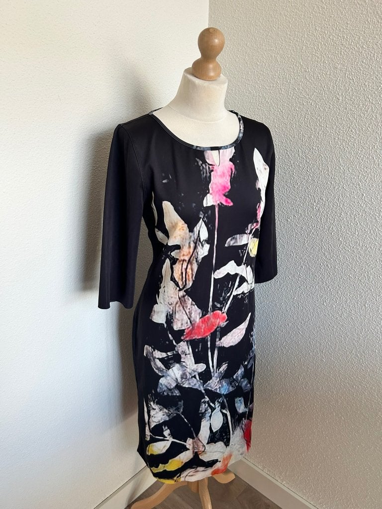 Lizzy & Coco maat L leuke retro grafische jurk 2626, Kleding | Dames, Jurken, Zwart, Maat 42/44 (L), Lizzy & Coco, Knielengte