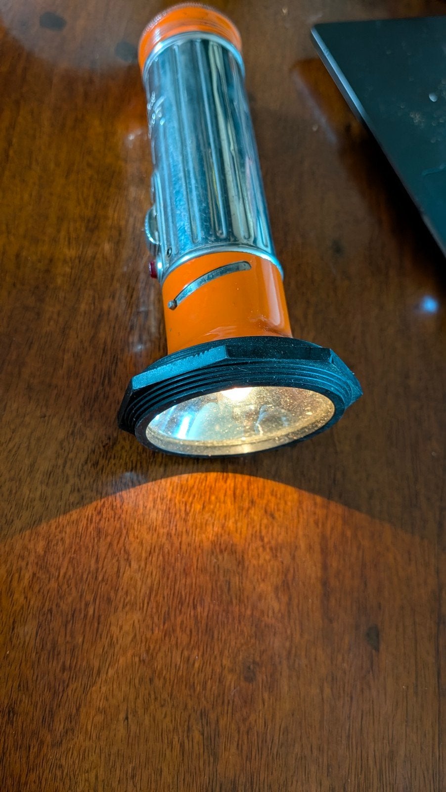 Vintage Daimon Focus zaklamp oranje  werkend 2 Made in Germ, Ophalen of Verzenden, Gebruikt, Batterij