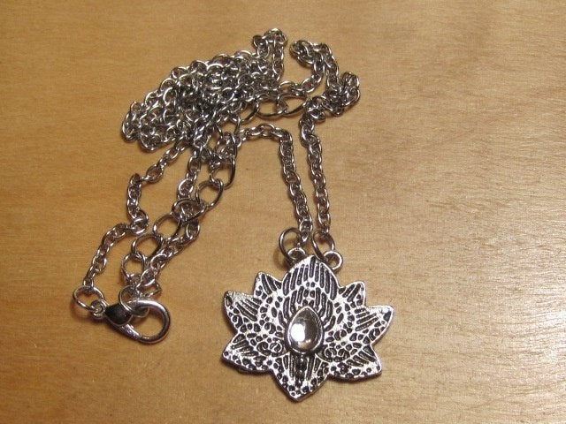 ket. verstelbaar collier met hanger LOTUSBLAD, Overige materialen, Verstelbaar, Verzenden, Nieuw