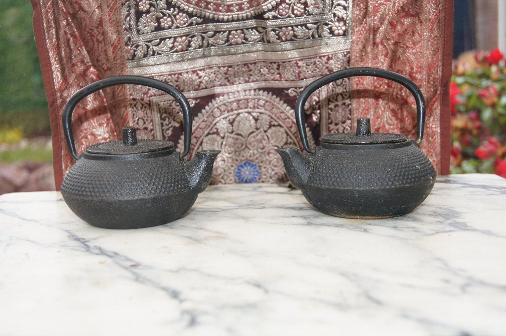 Set van 2 Japanse gietijzeren theepotten (Tetsubin), Handgemaakt, Overige typen, 15 cm, Japan