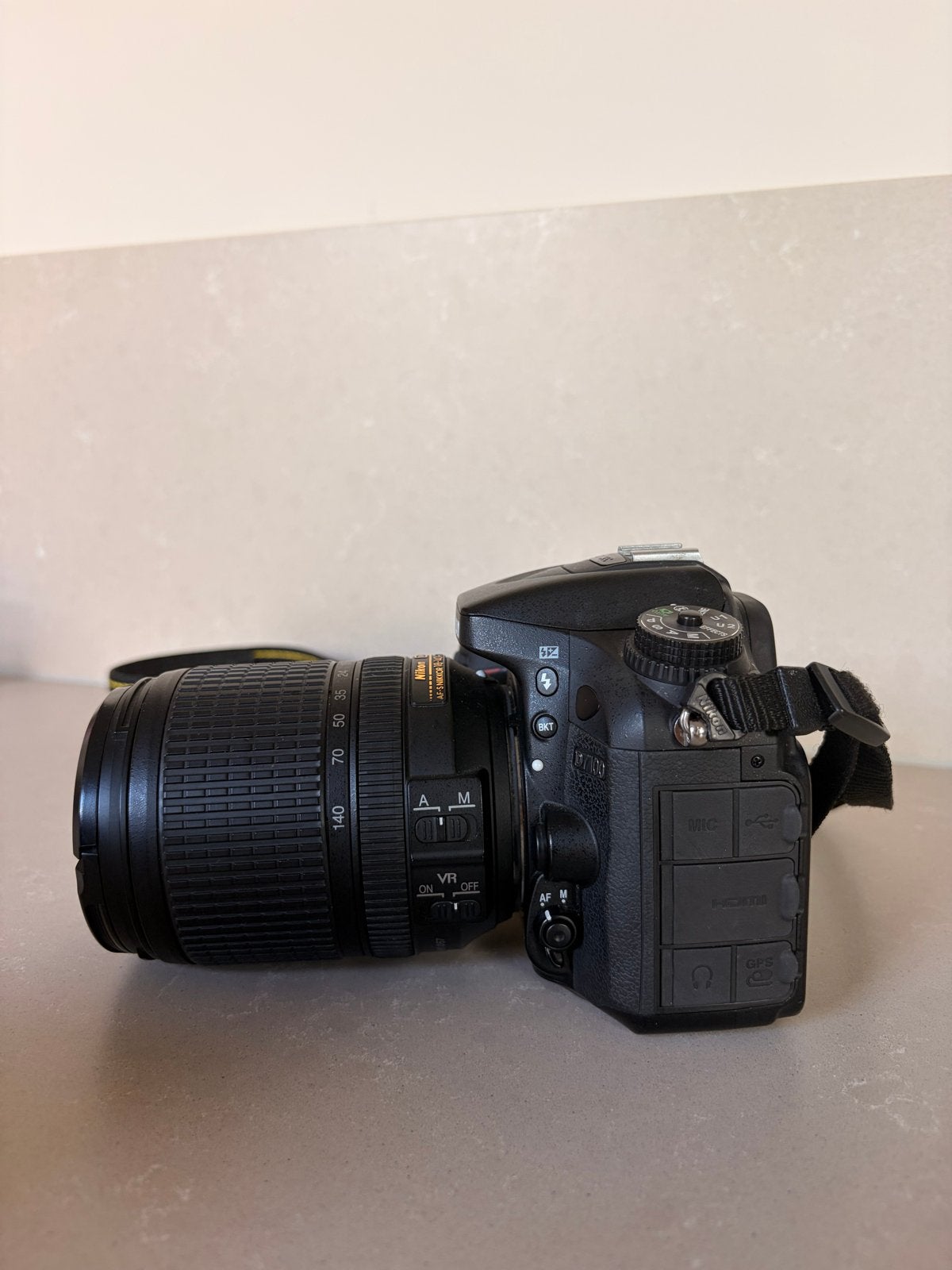 Nikon D7100 KIT 18-140mm VR + Nikkor 35mm f/1.8G, Ophalen, Spiegelreflex, Beeldstabilisatie, Zo goed als nieuw