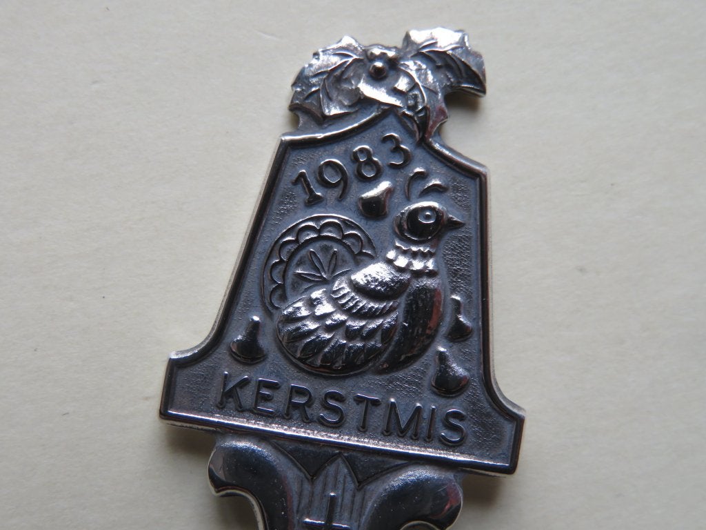 Verzilverd lepeltje Kerstmis 1983 met bewerkte lepelbak, Verzenden