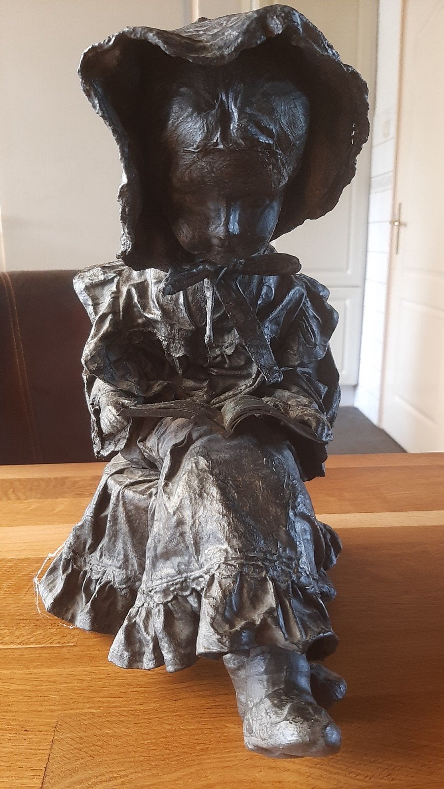 Lezend meisje sculptuur gemaakt van hars met bronzen afwerki, Ophalen, Zo goed als nieuw, Mens