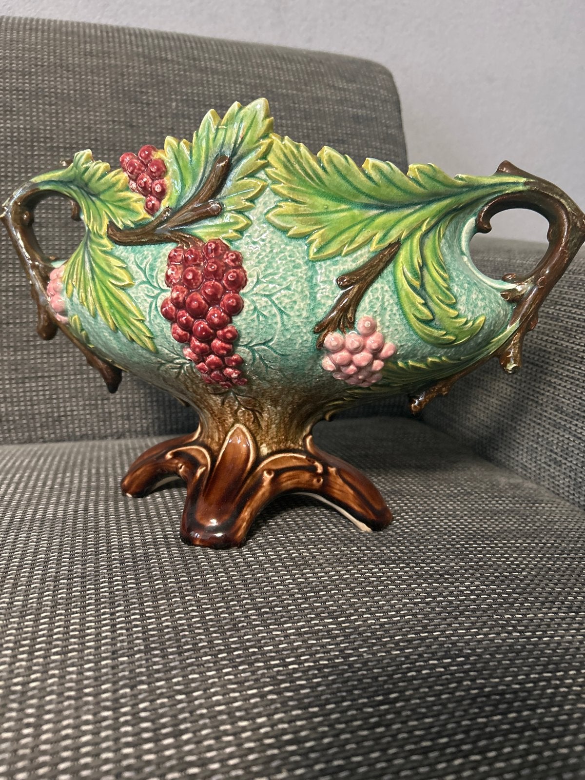 Antieke Majolica Fruitschaal/Vaas met Druivenmotief, Antiek en Kunst, Antiek | Vazen, Ophalen of Verzenden