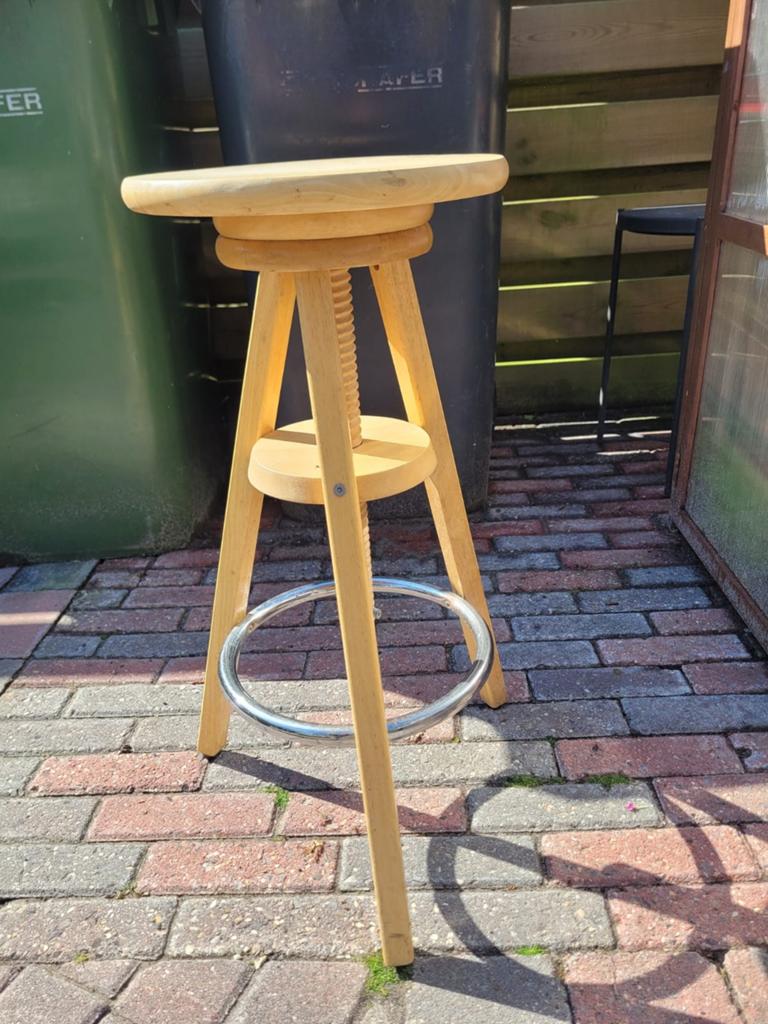 Verstelbare houten piano kruk met metalen ring, Huis en Inrichting, Krukjes, Ophalen, In hoogte verstelbaar, Gebruikt, Hout