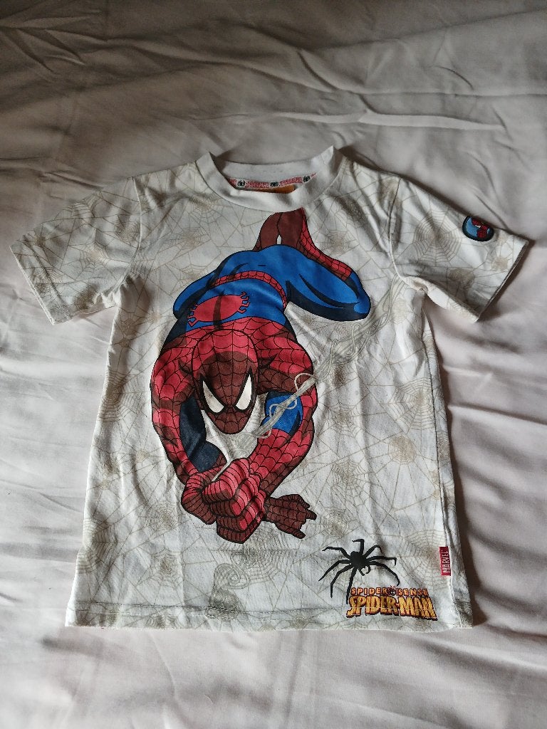 Leuk wit T-shirt met een mooie Spiderman-print maat 128, Jongen of Meisje, Ophalen of Verzenden, Zo goed als nieuw, Spiderman