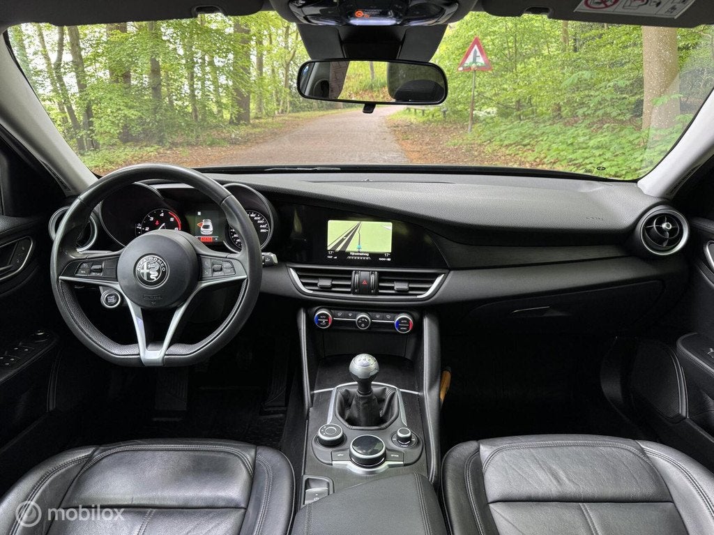 Alfa Romeo Giulia 2.2 ~ Leder ~ Top staat ~ Xenon ~, Auto's, 1349 kg, Achterwielaandrijving, Gebruikt, 4 cilinders