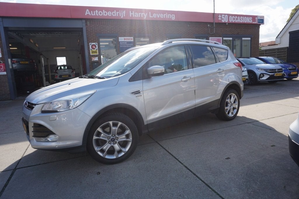 Ford Kuga 1.6 Automaat Titanium Plus 4WD el.achterklep, Auto's, Stof, Gebruikt, Zwart, 4 cilinders