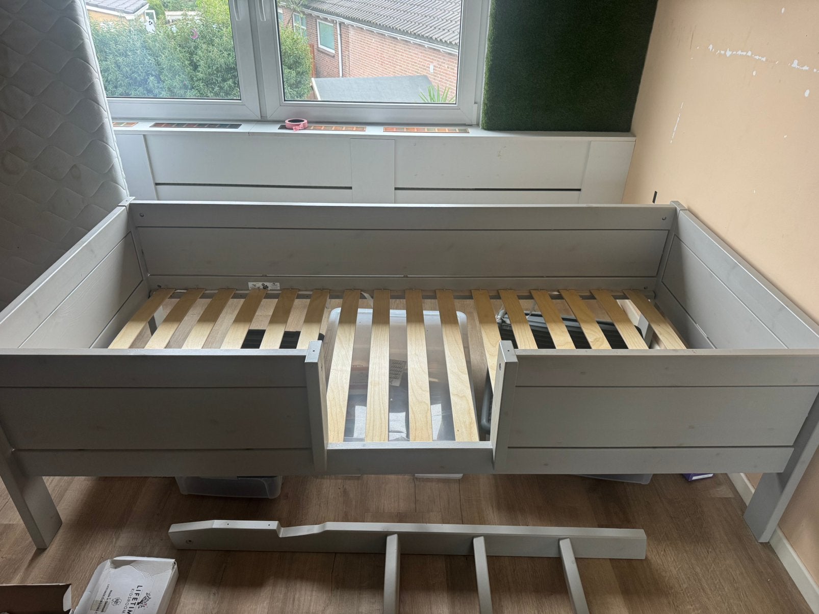 Lifetime bed grijs met lattenbodem - Zo goed als nieuw, 90 cm, Eenpersoons, Ophalen of Verzenden, Zo goed als nieuw