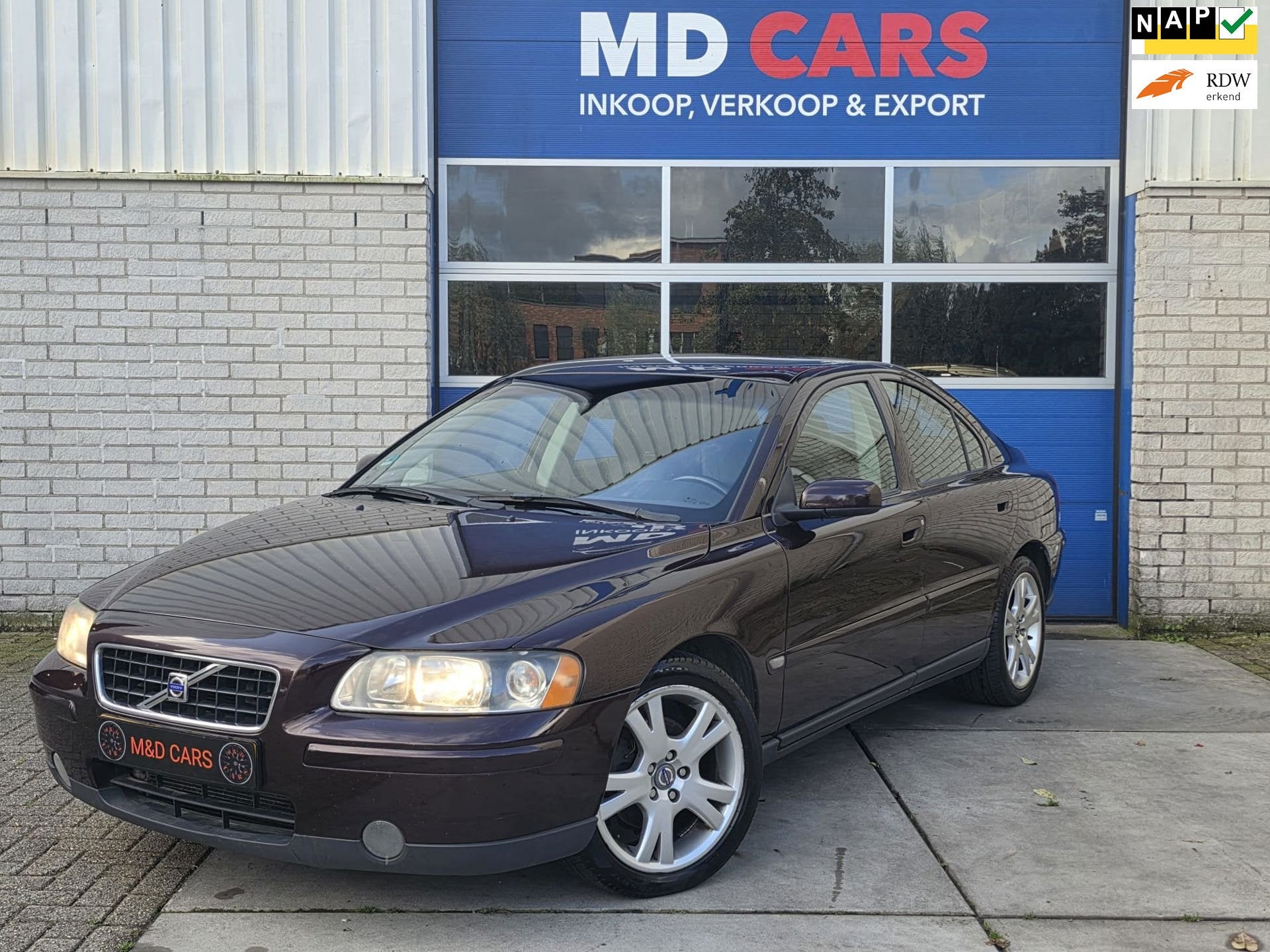 Volvo S60 2.4D Edition II NAP/AUTOMAAT/AIRCO/TREKHAAK/CARPLA, Auto's, Dealer onderhouden, Gebruikt, Zwart, Overige kleuren