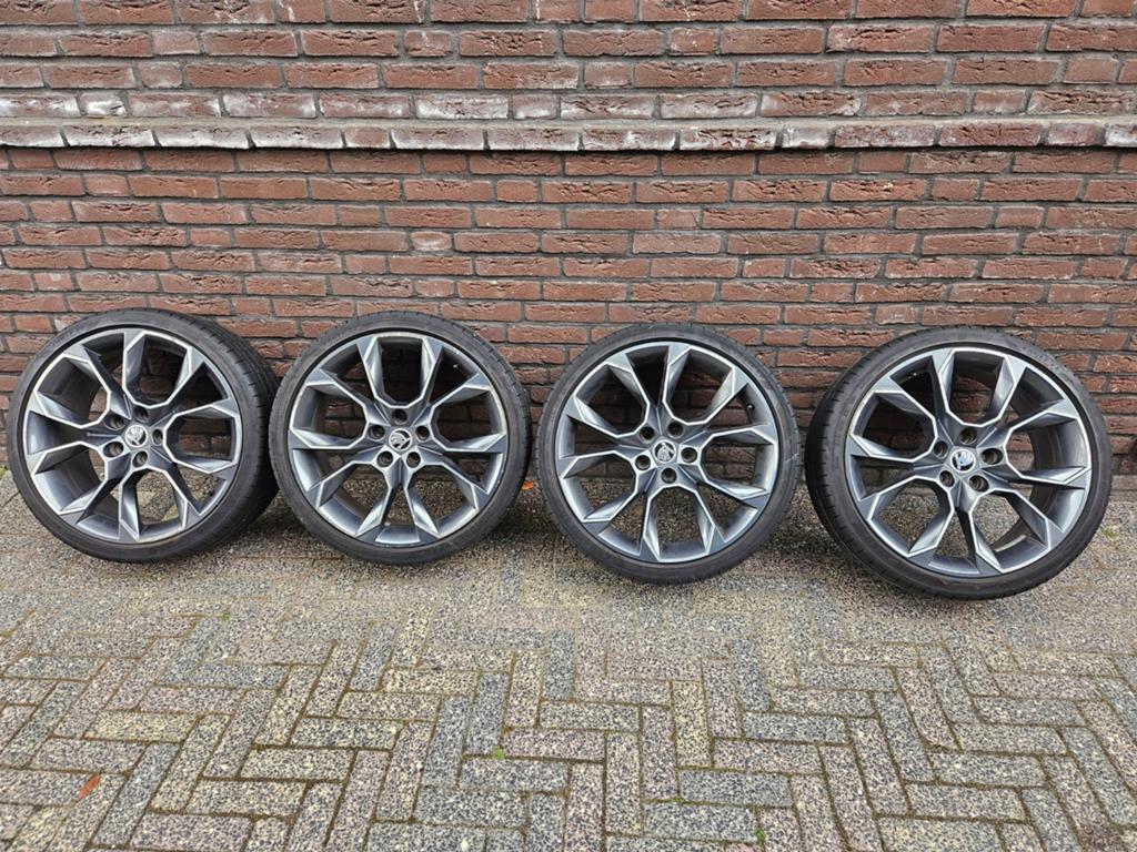 Skoda Octavia 19 inch velgen met zomerbanden, Auto-onderdelen, Banden en Velgen, Gebruikt, Banden en Velgen, Personenwagen, Ophalen