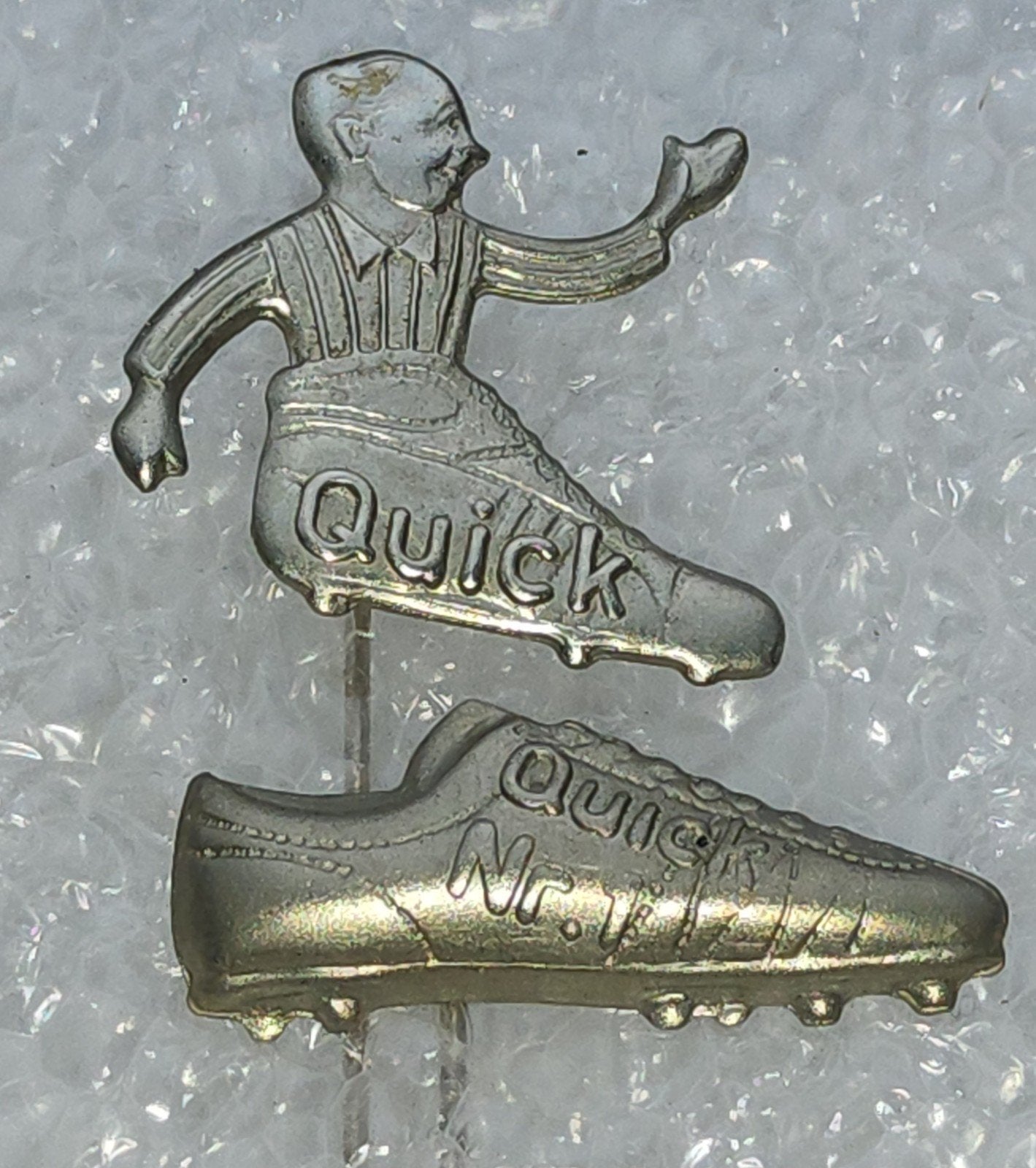 2 Speldjes Quick voetbalschoen, Ophalen of Verzenden, Gebruikt, Sport, Speldje of Pin
