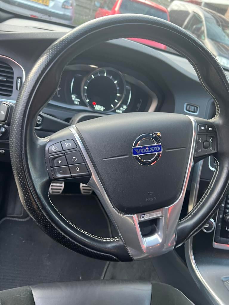 Volvo V60 D4 181pk Start/stop 2015 Zwart, Auto's, Volvo, Voorwielaandrijving, 1750 kg, 4 cilinders, Zwart