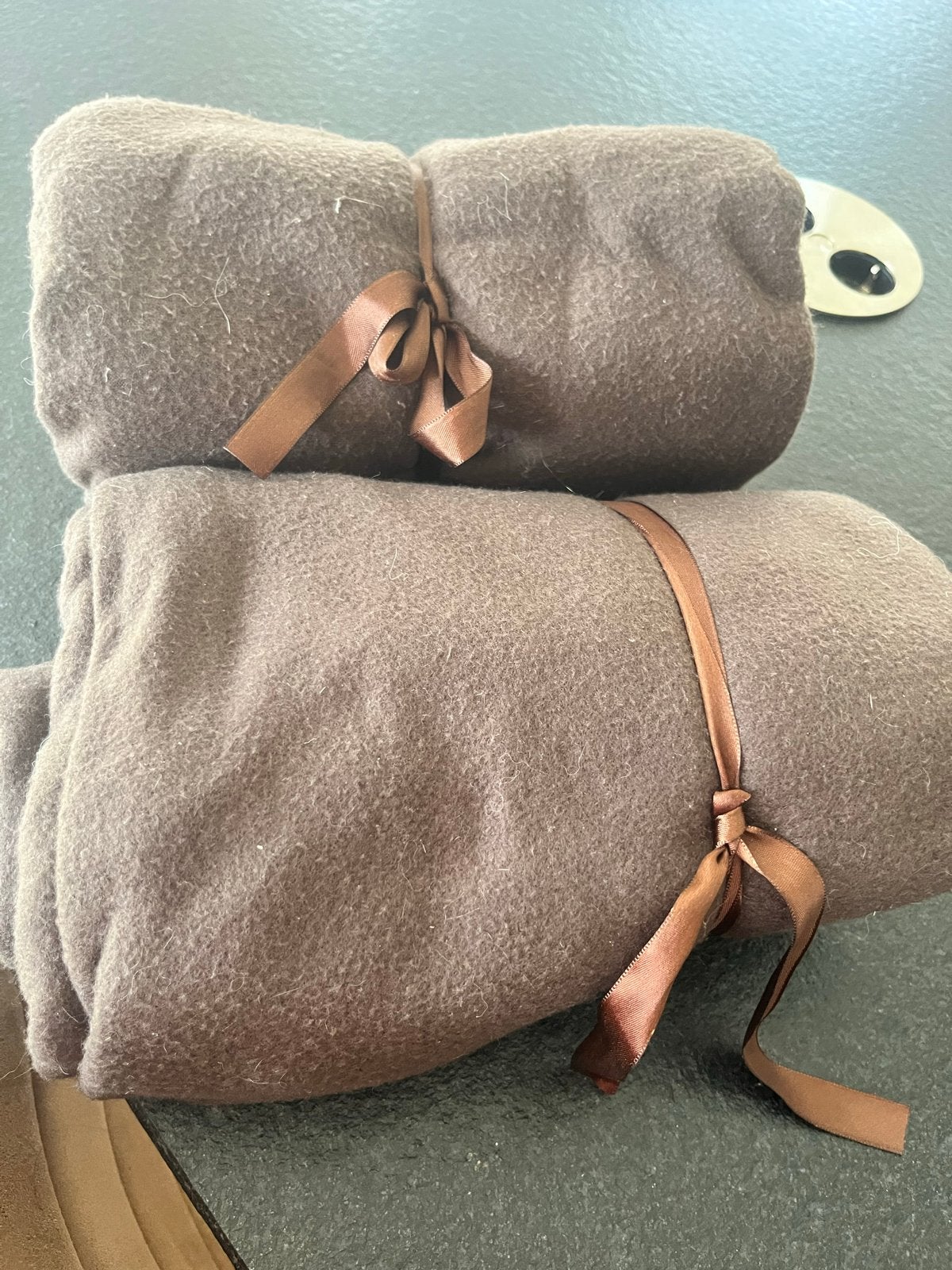 2x Etihad Airways deken bruin - Zo goed als nieuw, Huis en Inrichting, Woonaccessoires | Kussens, Overige merken, Bruin, Ophalen of Verzenden
