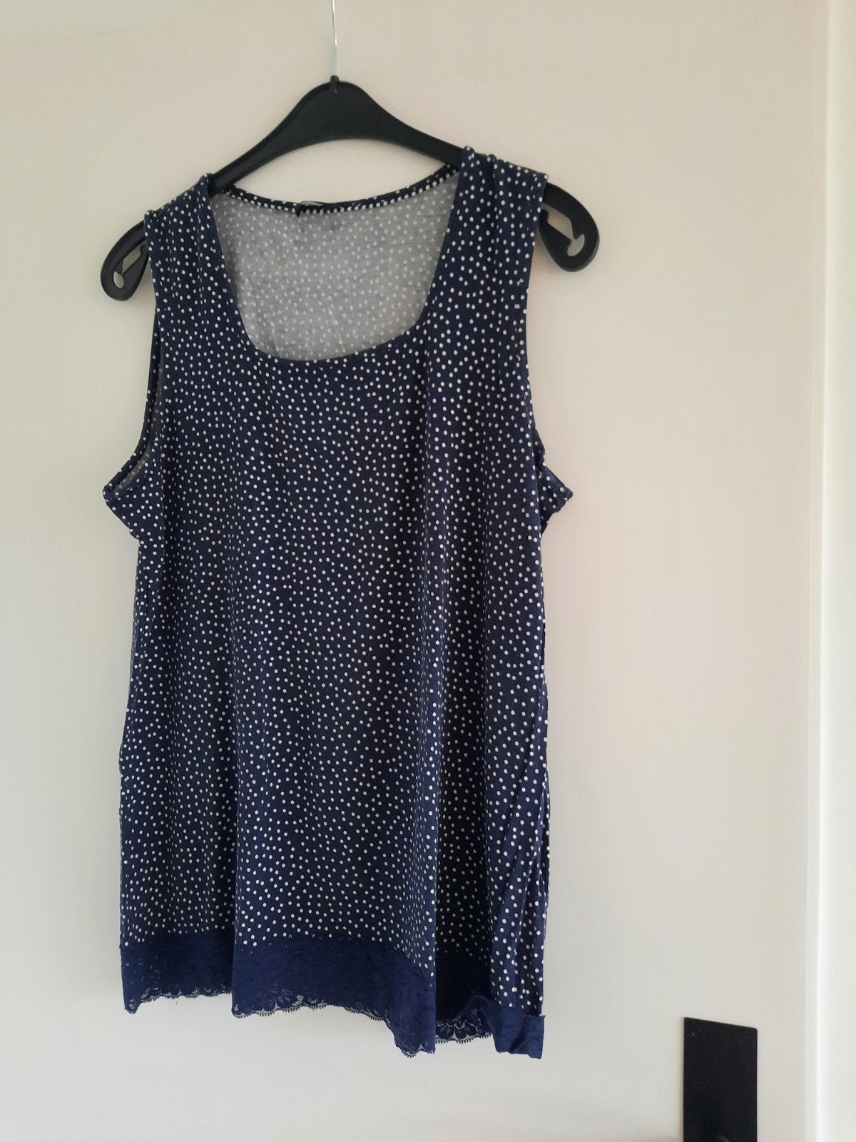 Top shirt donkerblauw witte stippen kanten strook mt 44 Via, Blauw, Maat 42/44 (L), Ophalen of Verzenden, Zo goed als nieuw