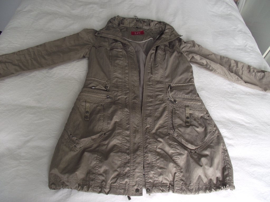 brons jas met capuchon in de kraag veel zakken LIV M 38-40, Maat 38/40 (M), Beige, Ophalen of Verzenden, Gedragen