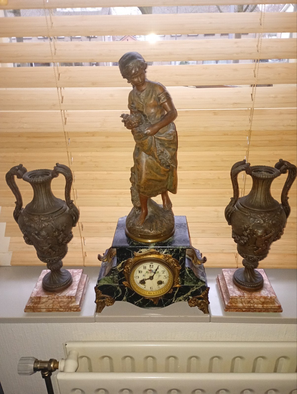 Antieke bronzen klok met beeld 'L'espiègle' vanMathurin More, Ophalen of Verzenden