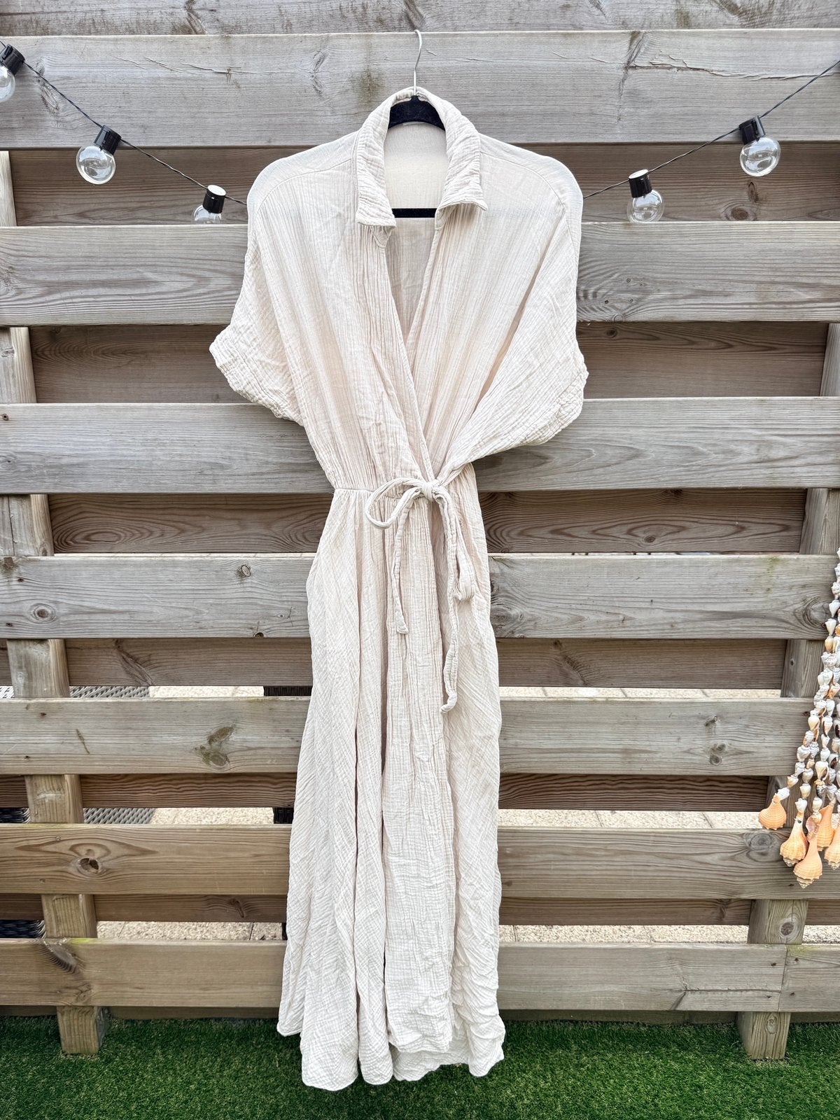 New Collection | Wikkeljurk mousseline beige | One size, Kleding | Dames, Jurken, Ophalen of Verzenden, Nieuw, Beige, Onder de knie