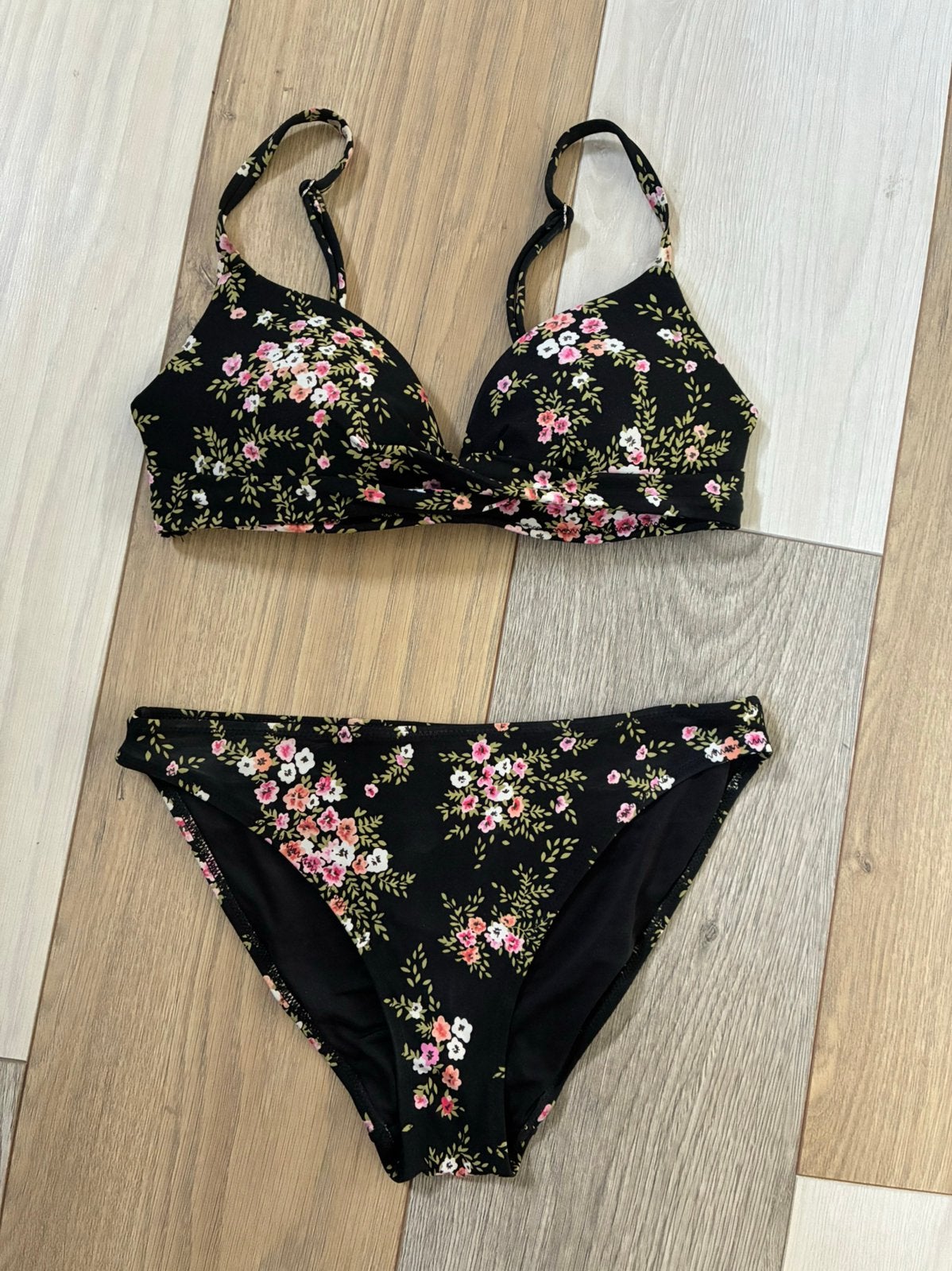 Mooie push up bikini van H&M 36 / 70B Zwart met bloemetjes, Ophalen of Verzenden, Zo goed als nieuw, Zwart, Bikini