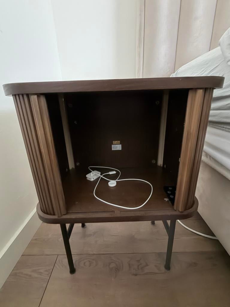 Nachtkastje met jaloeziedeuren, Gebruikt, Minder dan 45 cm, Hout, 55 tot 70 cm