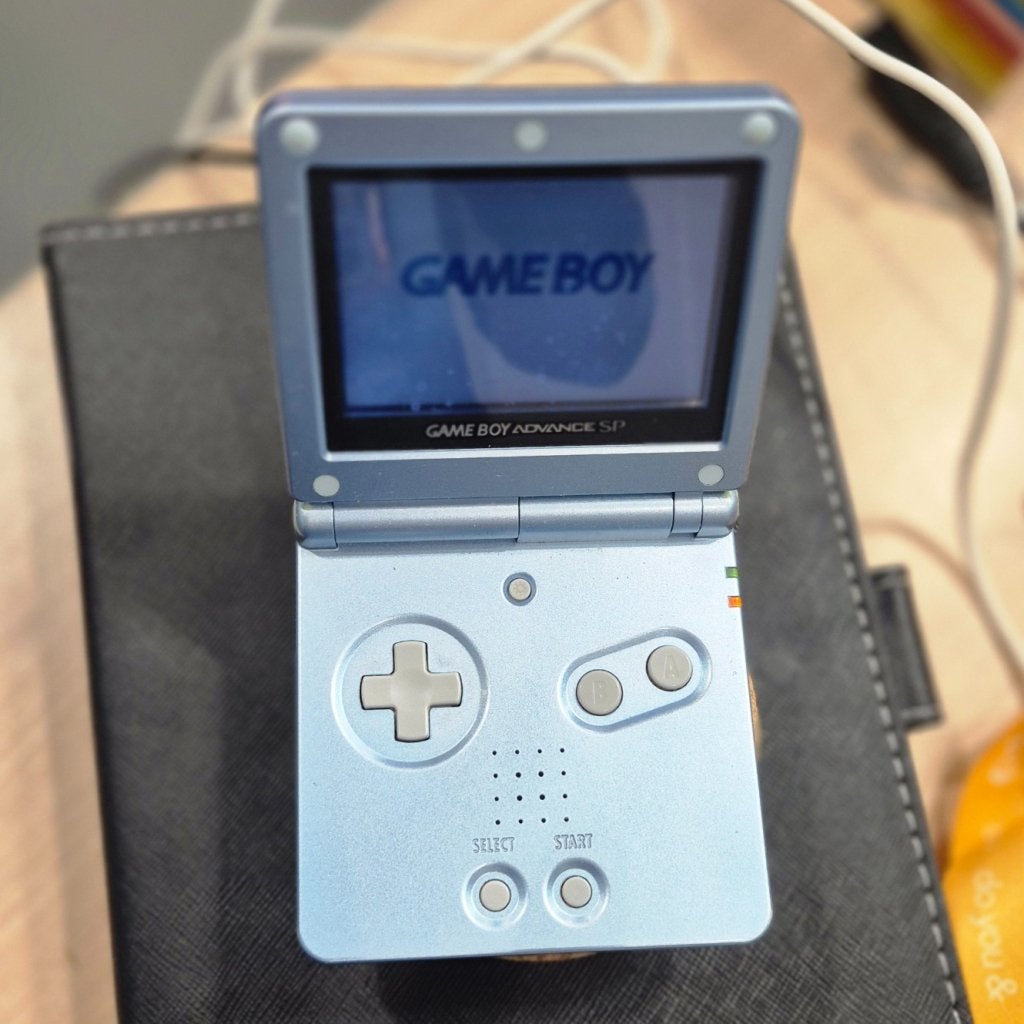 Nintendo Gameboy Advance SP Blauw met oplader, Nintendo, Zo goed als nieuw, Support@nintendo.com, 11-1 Hokotate-cho, Kamitoba, Minami-ku
Kyoto 601-8501
Japan