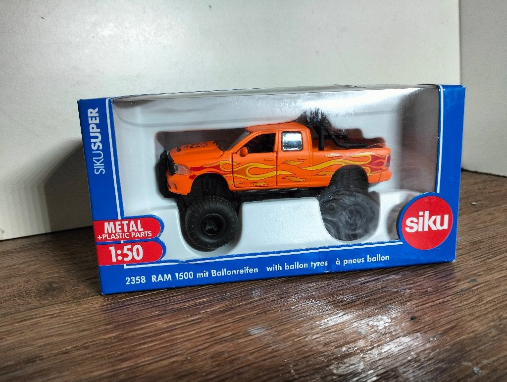 Te koop Siku RAM 1500 Monster truck ballon banden Aanbieding, Hobby en Vrije tijd, Modelauto's | 1:50, Ophalen of Verzenden, Nieuw