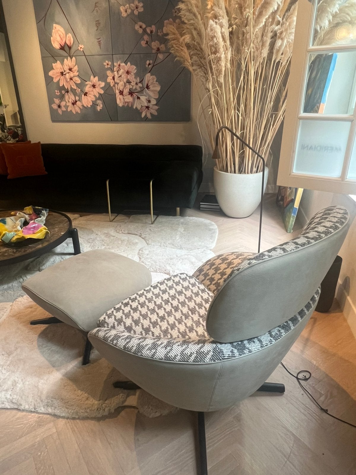 Minotti Russel fauteuil met voetenbank, Huis en Inrichting, Fauteuils, Design, Nieuw, 75 tot 100 cm, Ophalen of Verzenden