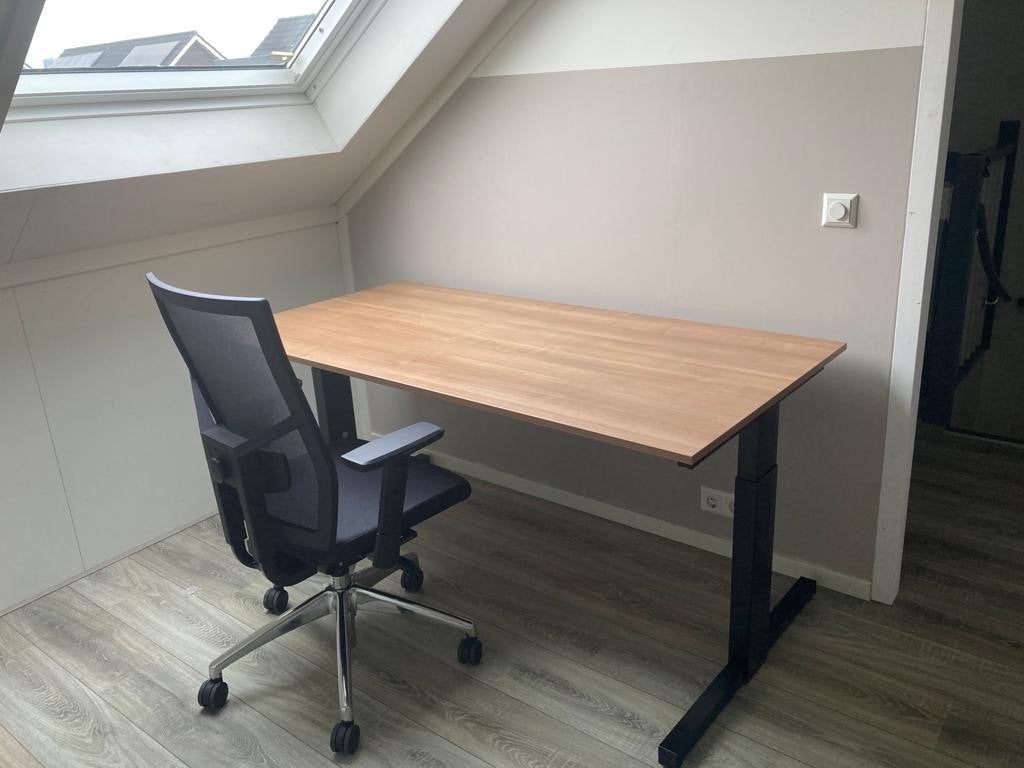 In hoogte verstelbaar bureau - Z.G.A.N., Ophalen, Zit-sta bureau, Hout, Zo goed als nieuw