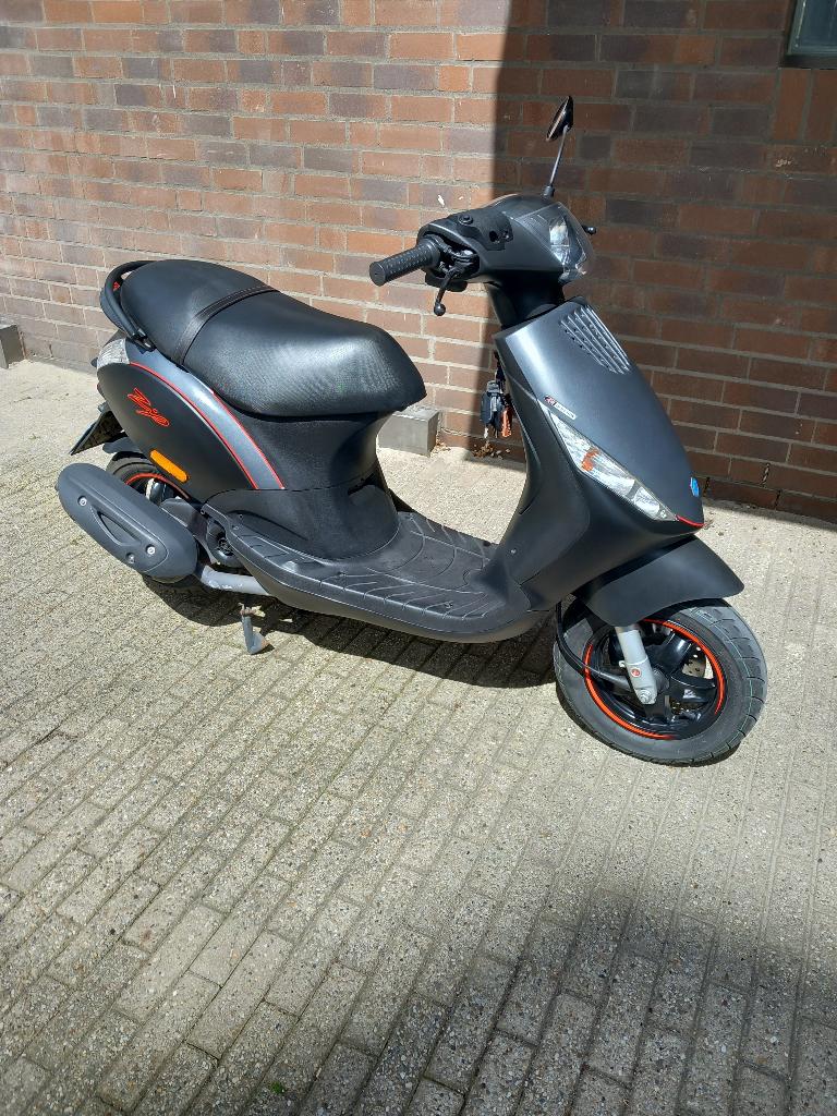 piaggo zipp snorscooter 2022, Fietsen en Brommers, Scooters | Piaggio, Gebruikt, Zip, Maximaal 25 km/u, Benzine, Ophalen